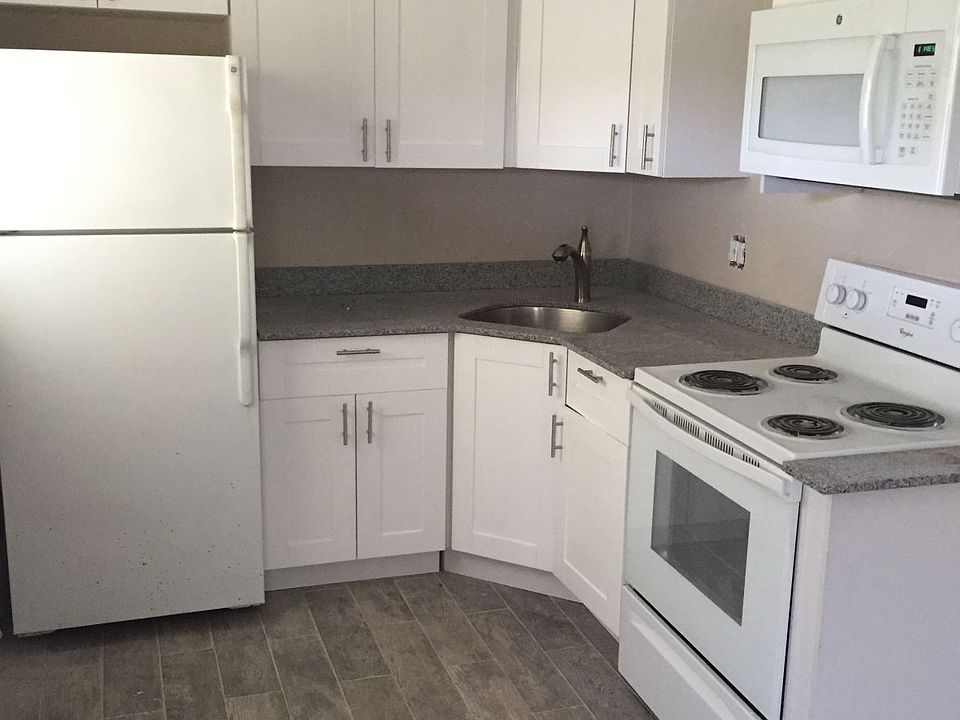 1st image of 800 NE 14th Pl APT 7
