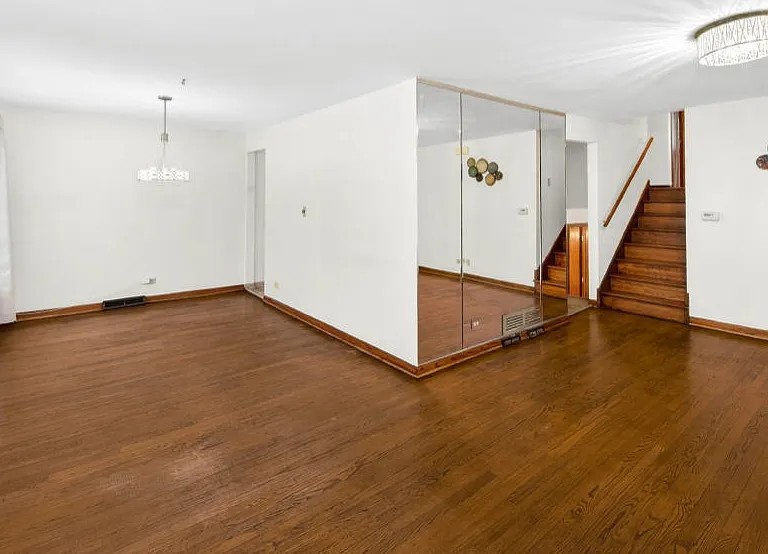 7218 W 110th Pl — Photo 2