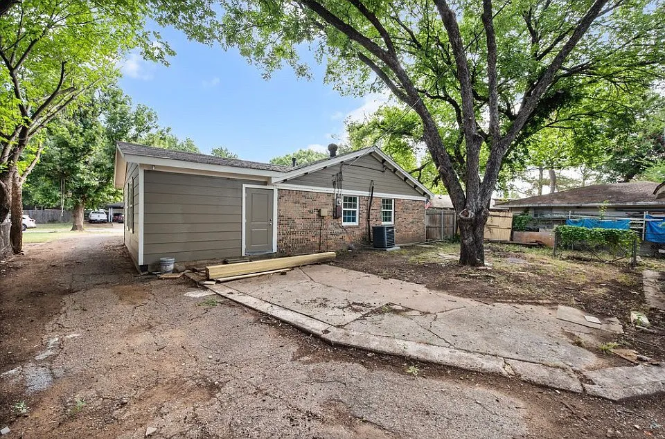 4 bed, 2.5 bath, 1820 sqft, $2,500 — Photo 4