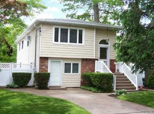 88 Fulton St, Lake Grove, NY 11779