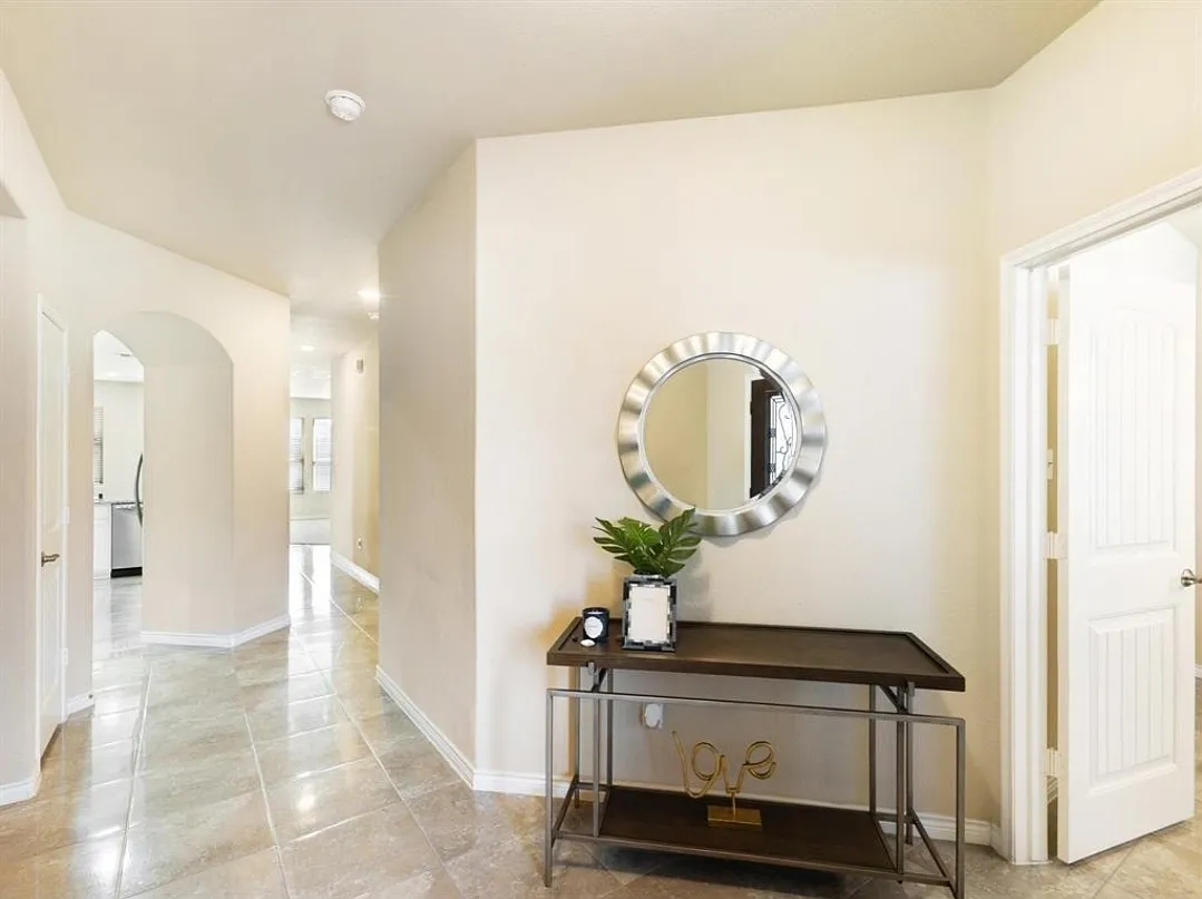2109 Lake Hawthorne Trl — Photo 2