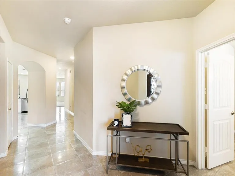 2109 Lake Hawthorne Trl — Photo 2