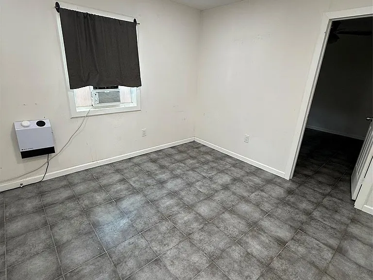 7003 Hoffman St — Photo 2