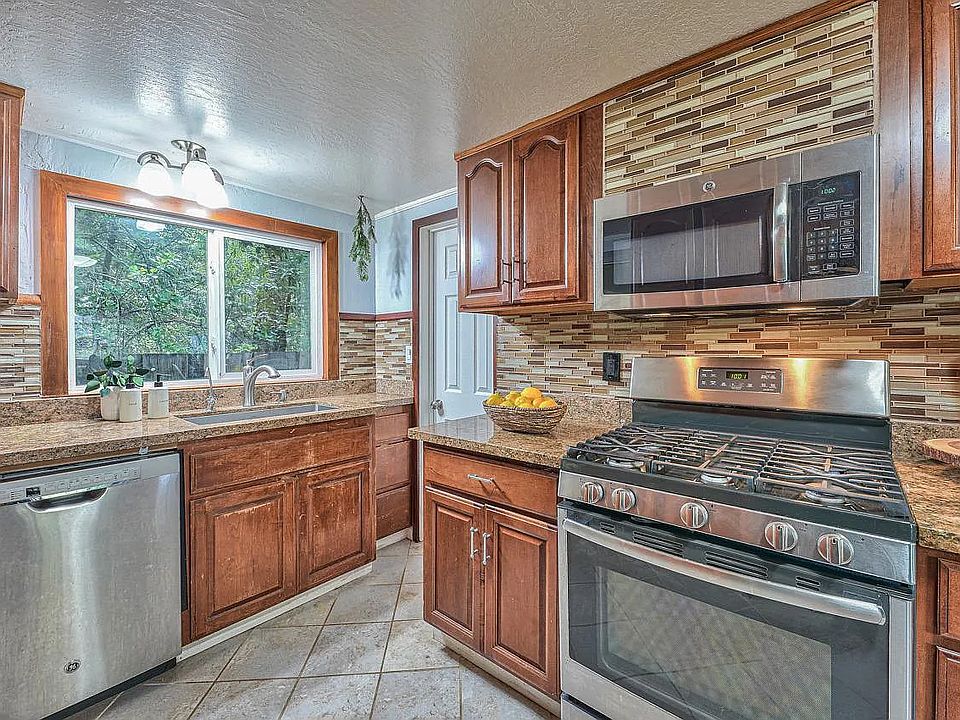 eat-in kitchen