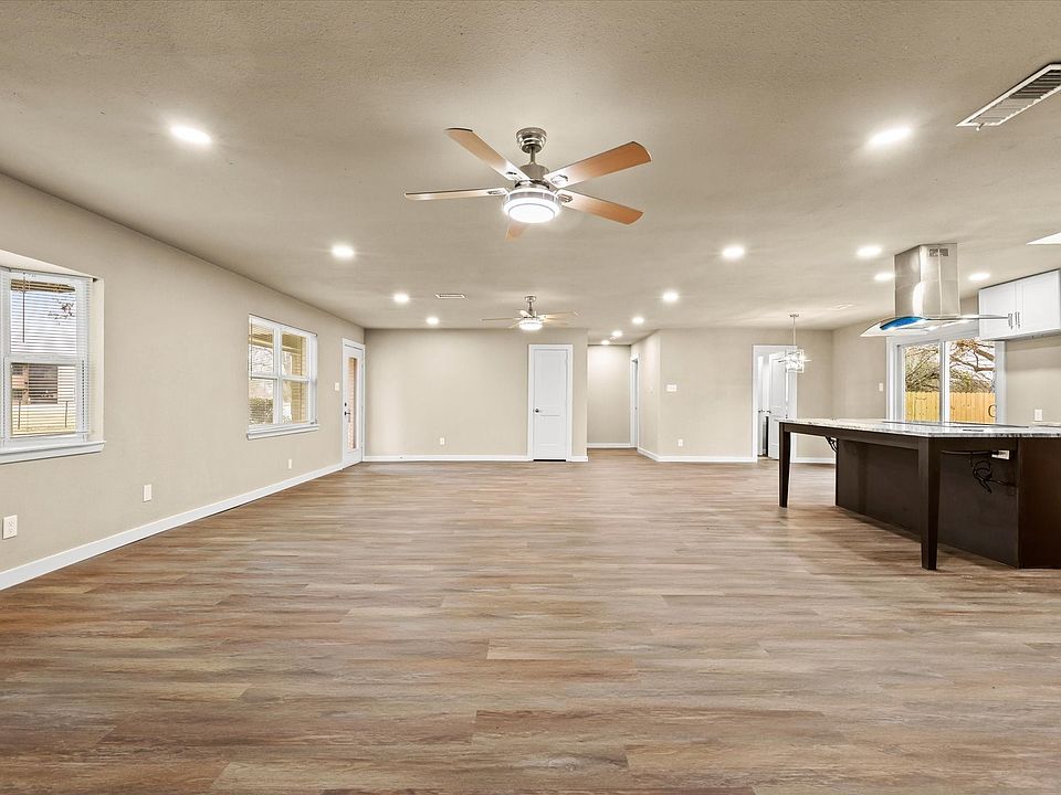 1st image of 612 S Mills Dr