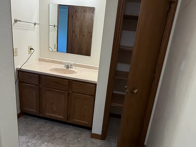 880 Hemlock Dr — Photo 3