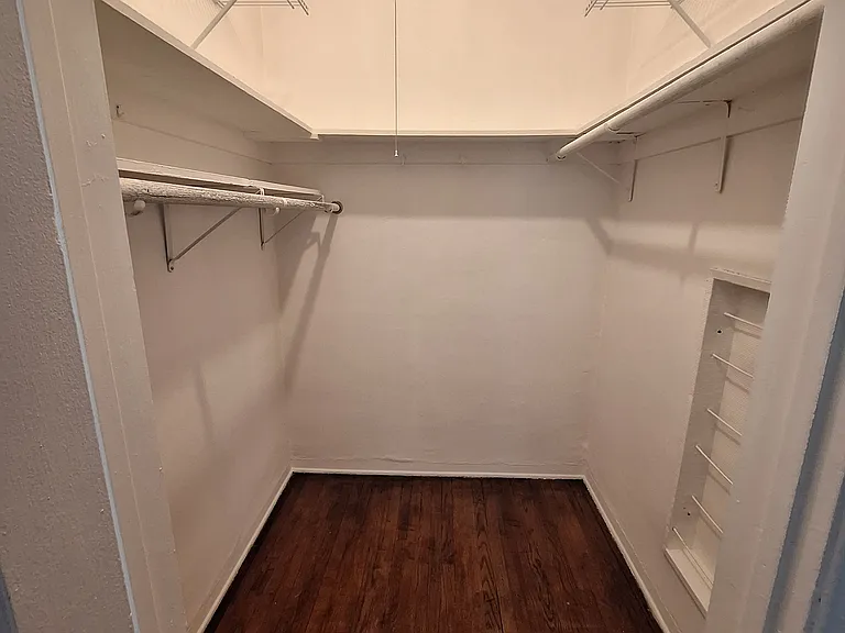 11256 Victory Blvd — Photo 12