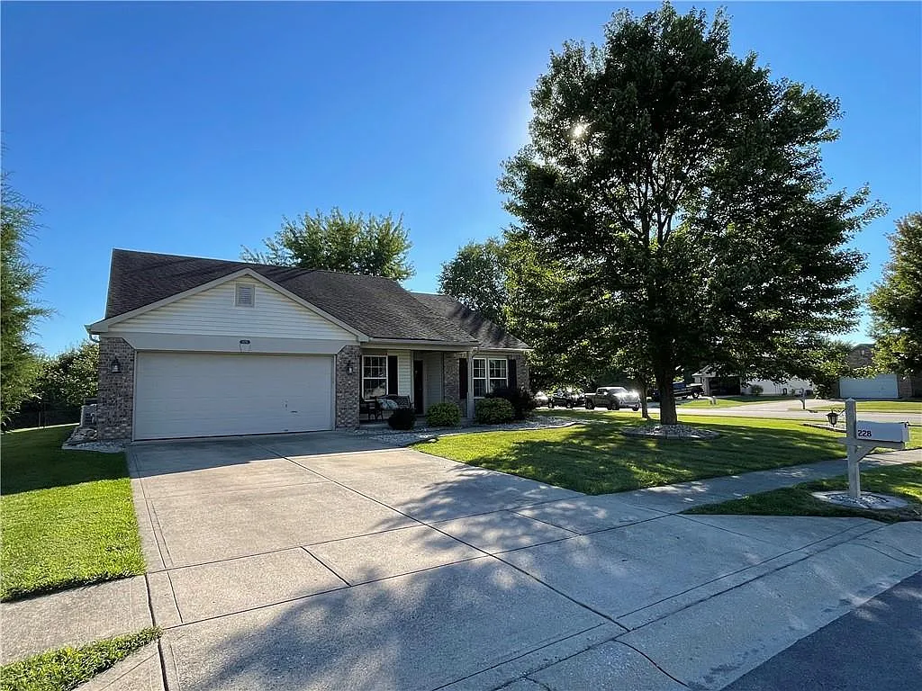 228 Pineview Dr photo 1