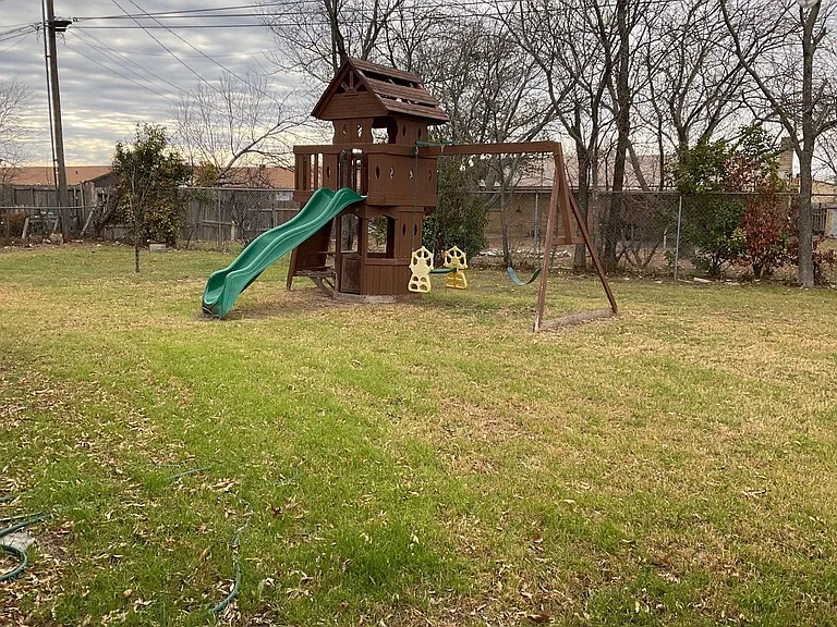 2301 Zinnia Ct — Photo 26
