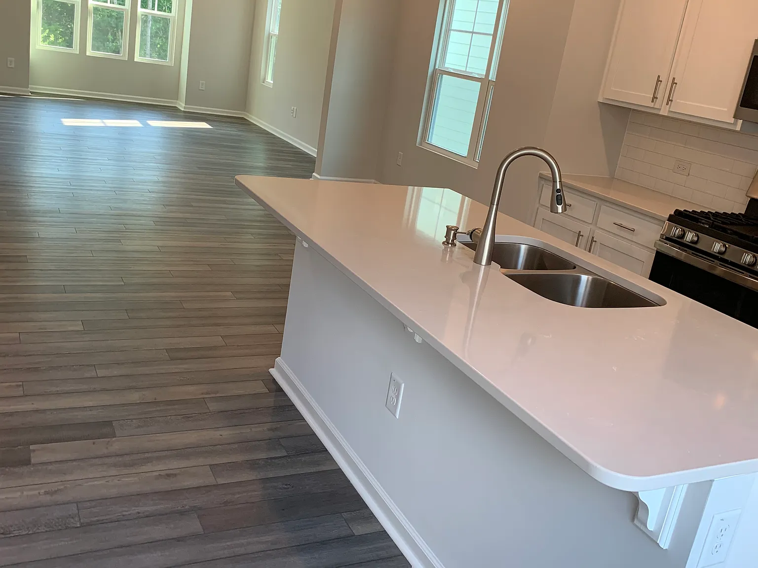 4 bed, 2280 sqft, $2,600 — Photo 3