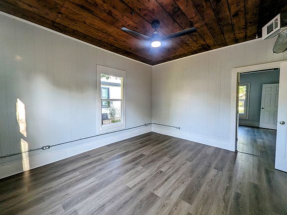 Bedroom #1- 14' x 14'
Closet- 2.5'x5'
2 windows, closet, 2 entry doors. View into bedroom #2