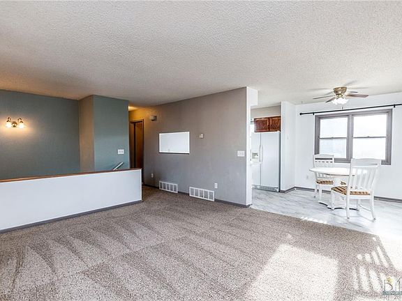 4th image of 3932 Cambridge Dr