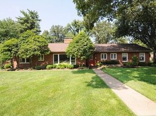 2 Lynnbrook Rd, Saint Louis, MO 63131