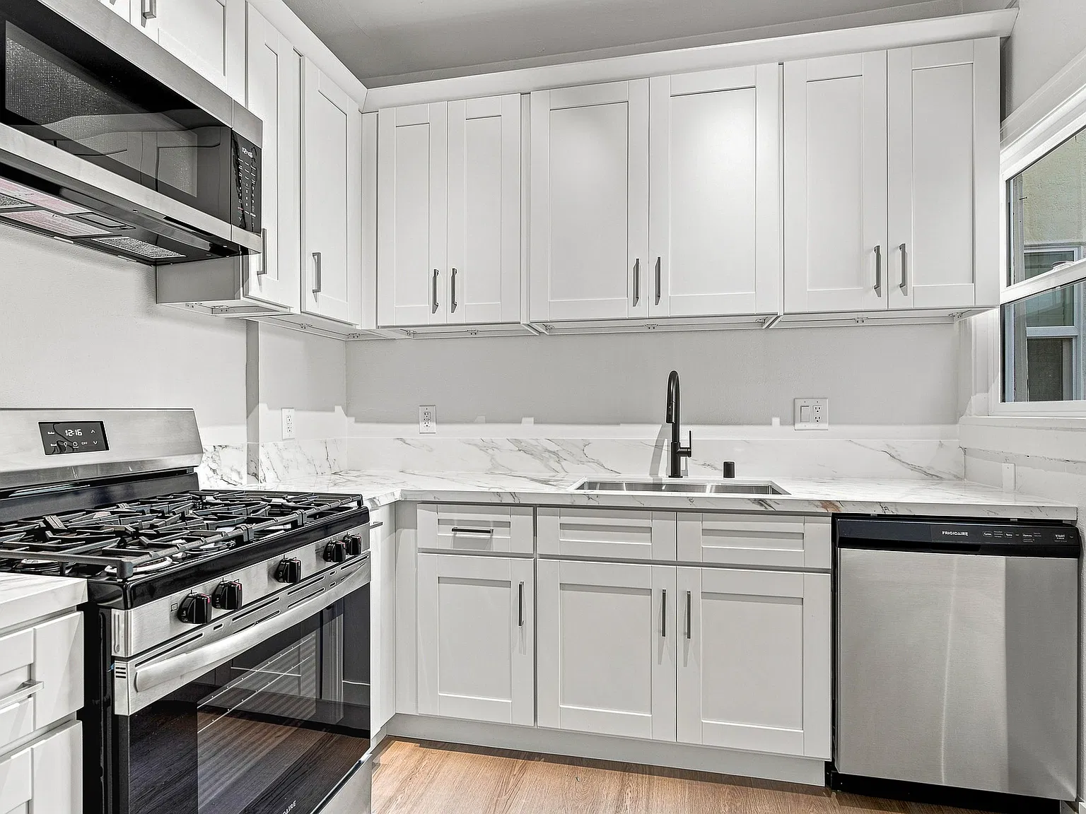 2 bed, 900 sqft, $2,562 — Photo 1