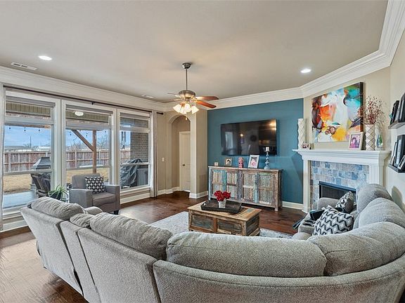 5th image of 1402 SW Wisteria Ave