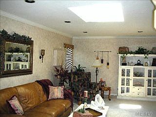 4th image of 23 Southwood Cir