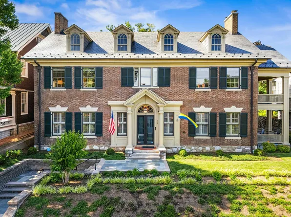 305 E Beverley St, Staunton, VA 24401