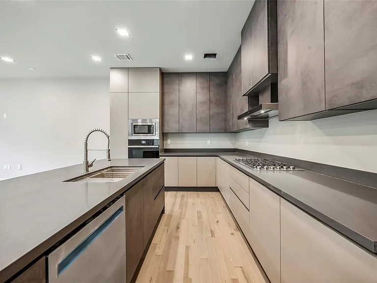 1111 W 21st St — Photo 16