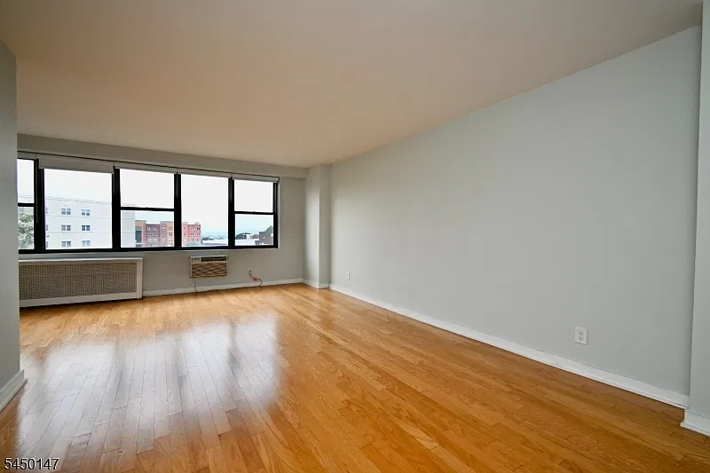 1 bed, 1.0 bath, $2,100 — Photo 3