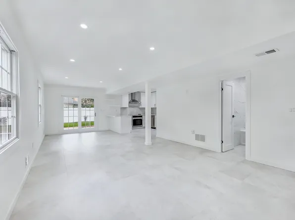 4330 Manhattan Avenue image 5 of 31