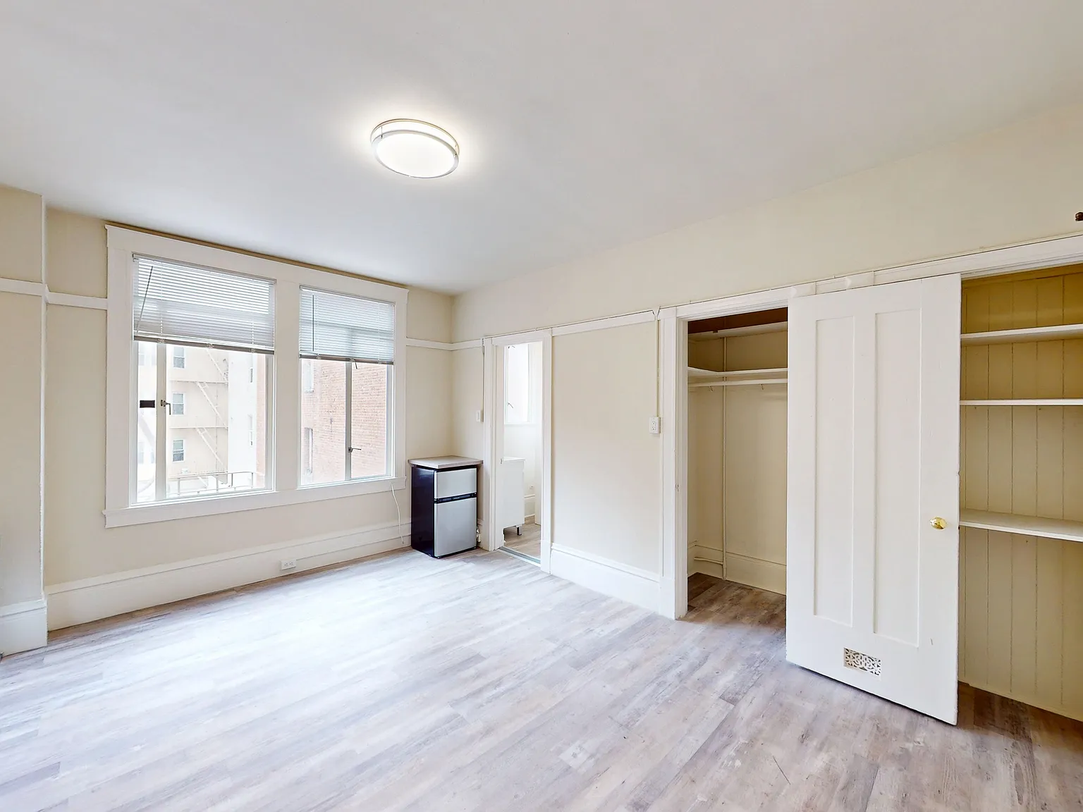 Efficient Downtown Studio with Shared Laundry | Water & Trash Included — Photo 2