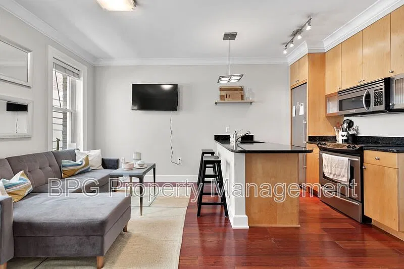 1 bed, 1.0 bath, 402 sqft, $2,097 — Photo 1