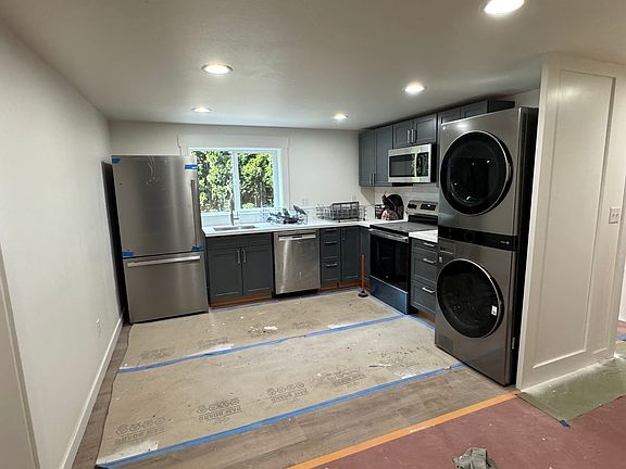 2nd image of 2112 Sunset Dr W #B
