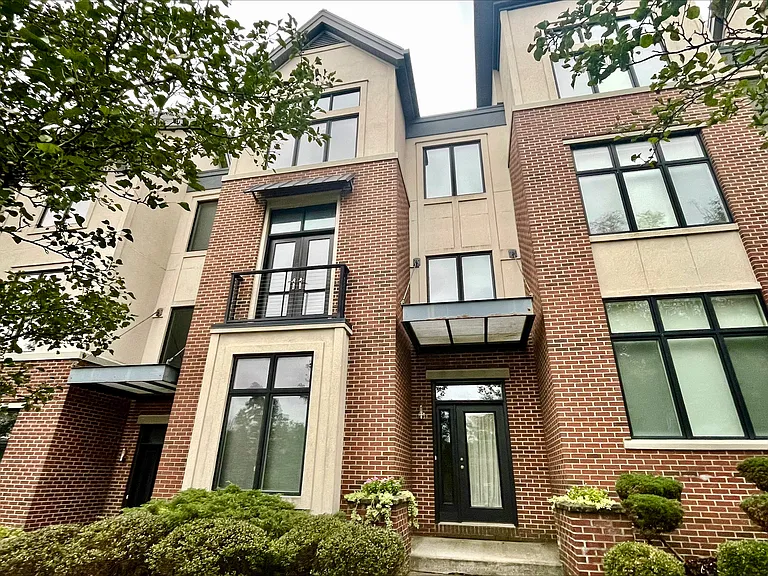 117 N Howard St — Photo 1
