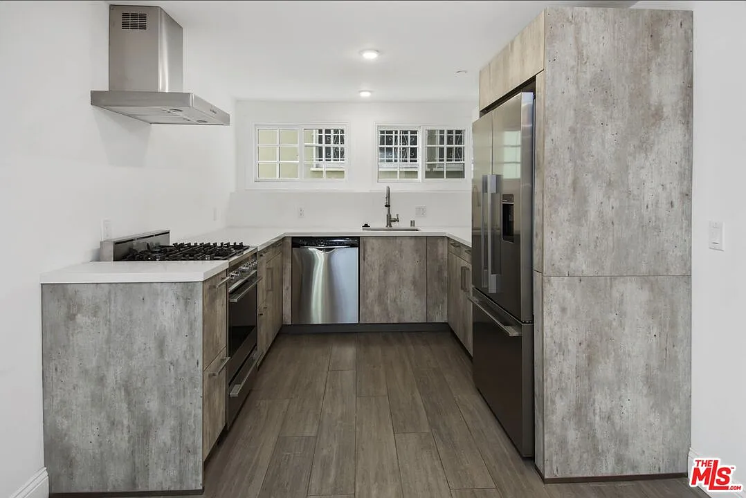 Building Photo - 1105 Alta Loma Rd #5