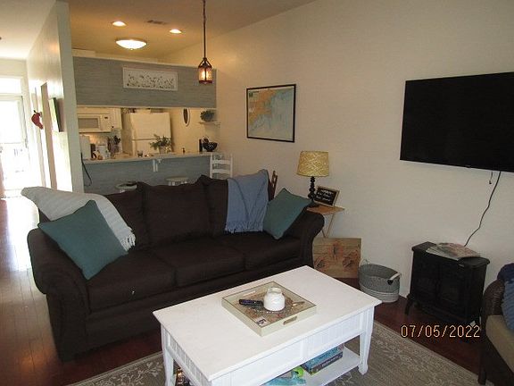 4th image of 401 Saint James Ave #12