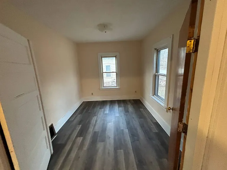 118 6th Ave NW — Photo 2