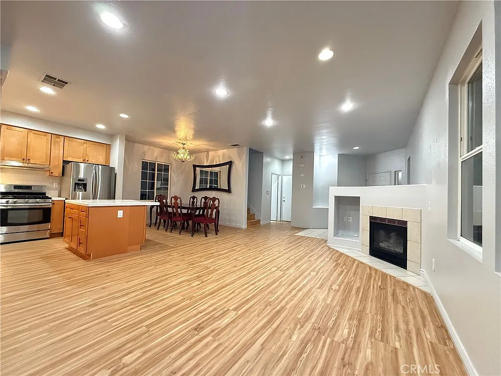4 bed, 1895 sqft, $3,900 — Photo 3