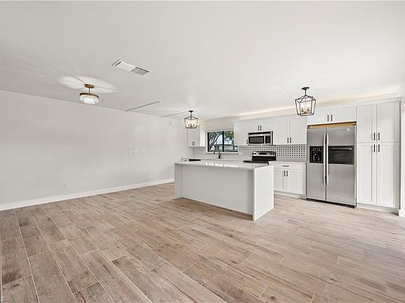 4th image of 1470 Park Shore CIR #4