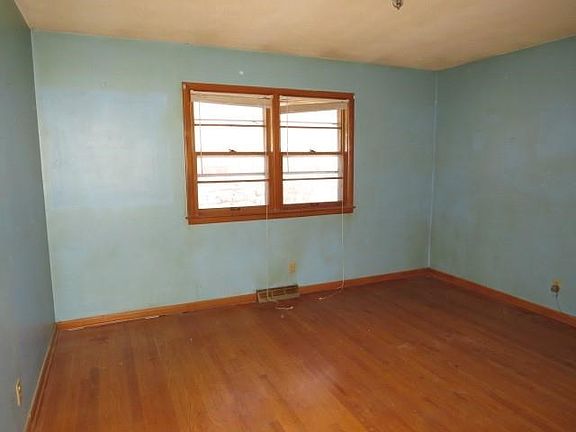 3rd image of 3615 Rowland Ave