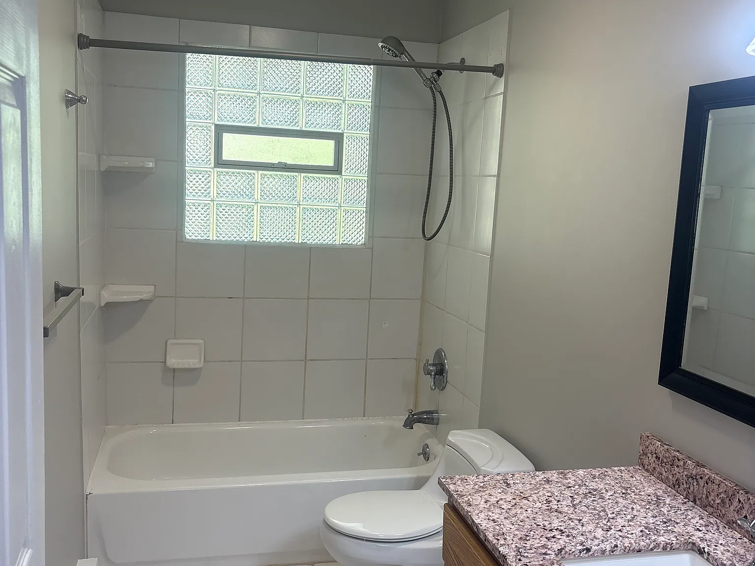 2 bed, 890 sqft, $1,375 — Photo 2