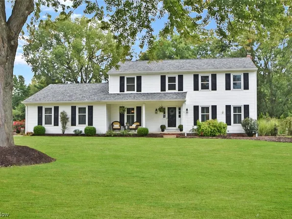 27 Hickory Ln, Hudson, OH 44236