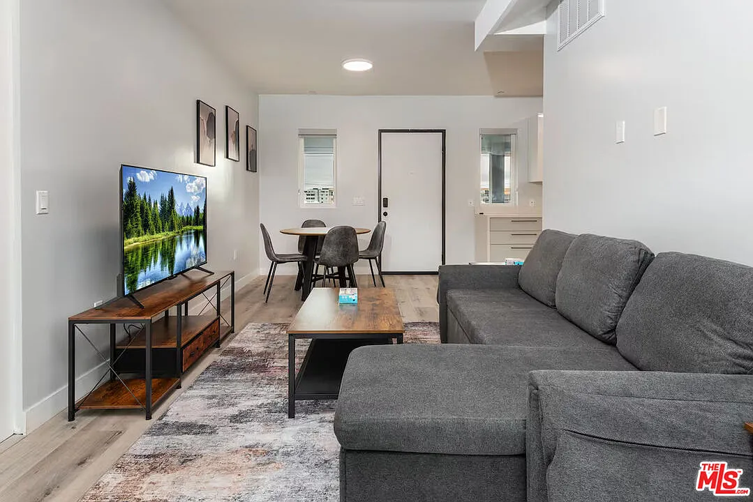 1 bed, 1.0 bath, 736 sqft, $2,400 — Photo 2