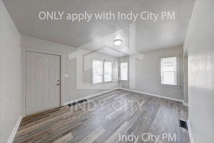 1326 N Gladstone Ave — Photo 4
