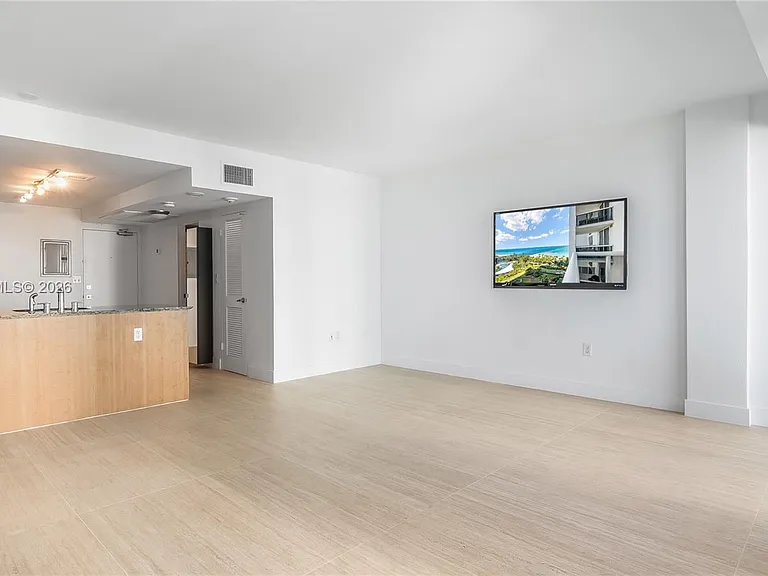 10275 Collins Ave #905 — Photo 8