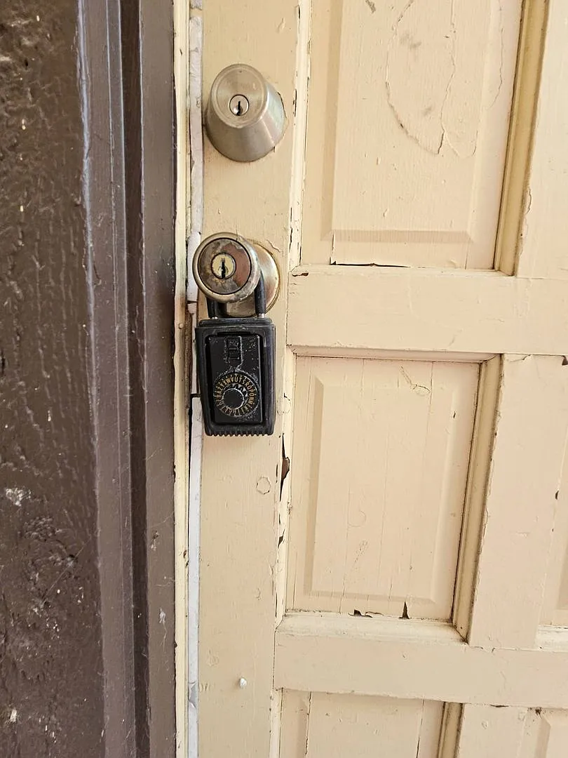 D2048 - 8521 Dryfield Drive A/B — Photo 4