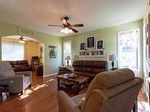 3rd image of 216 Holland Ct
