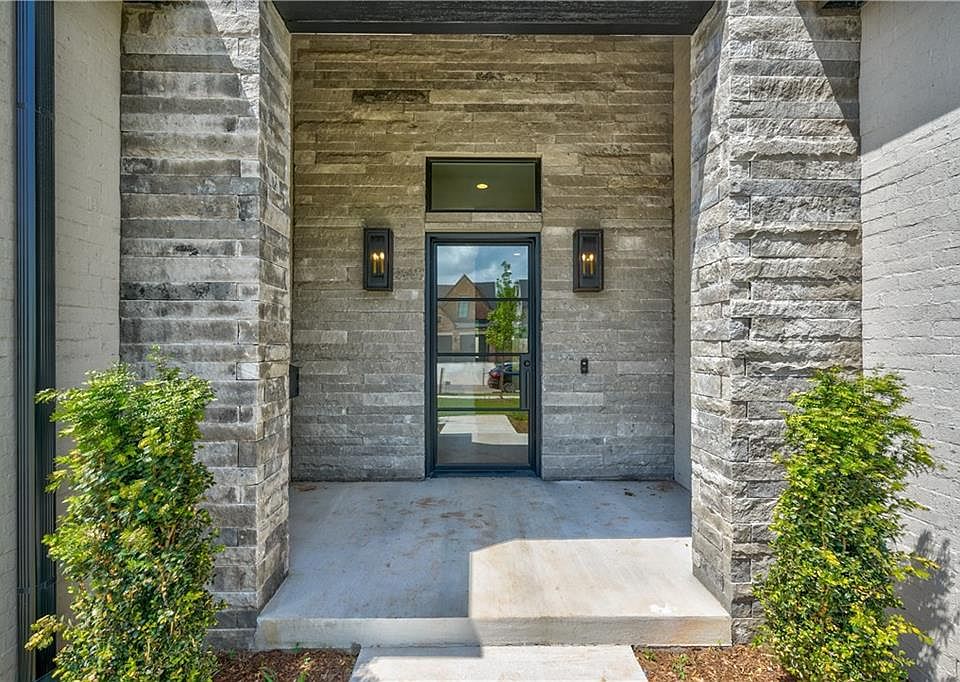 2nd image of 2733 W Country Club Dr