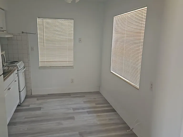 808 NE 10th St #3 — Photo 8