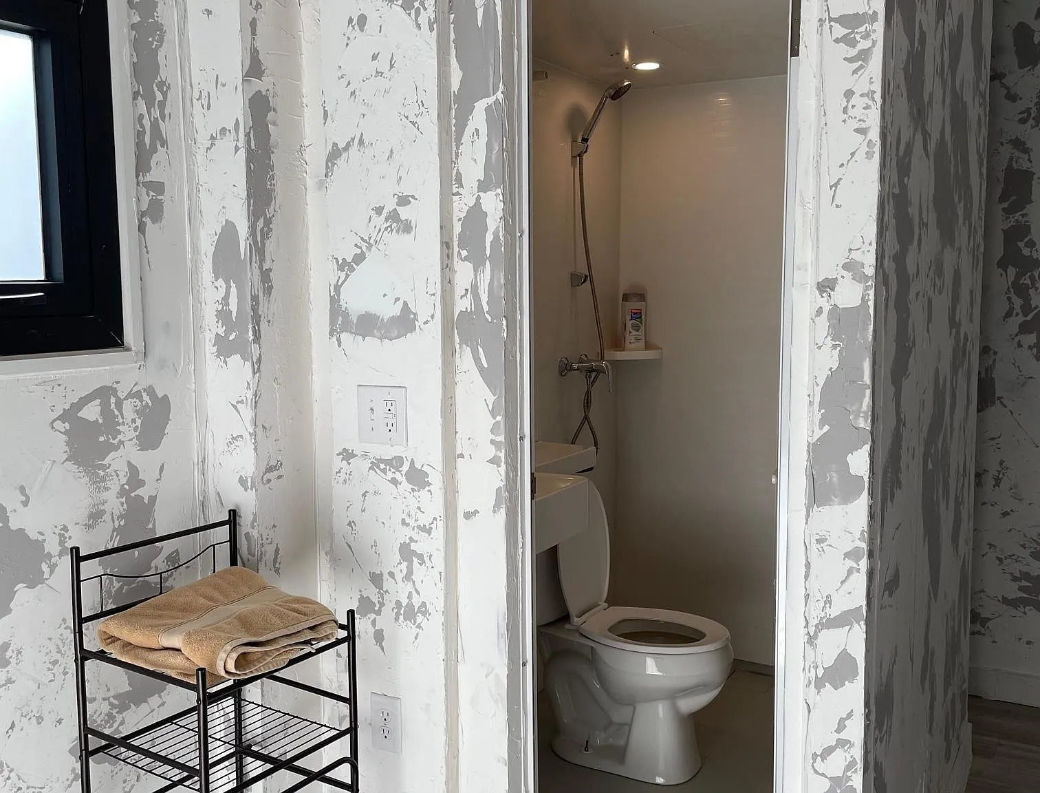 Studio, 300 sqft, $799 — Photo 3