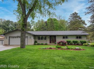 6903 Somerset Dr, Brighton, MI 48116