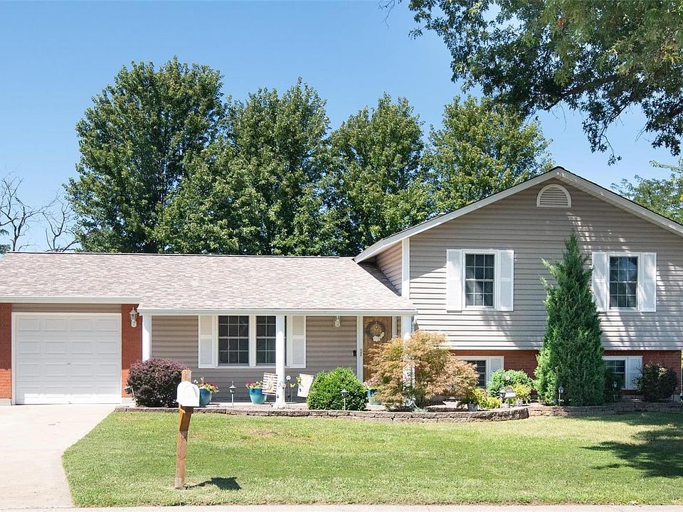 Welcome to 156 Universal Dr in the heart of St. Peters!