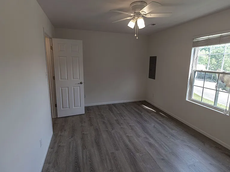 3310 E Saint Charles Rd — Photo 10