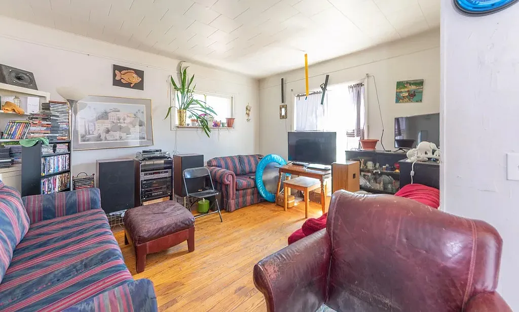 Building Photo - 424 W Saginaw St #1