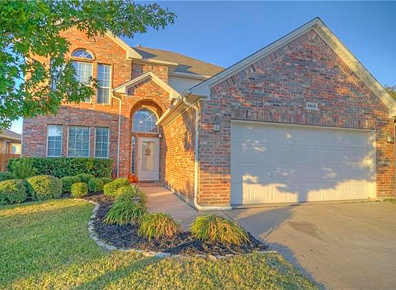 3rd image of 3813 Summersville Ln