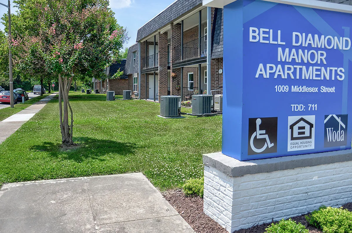 Bell Diamond Manor — Photo 1